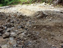 Warga Desa Kuajang Keluhkan Jalan Rusak Yang Rawan Kecelakaan