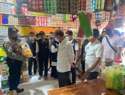 Disperindagkop, TPID, Polres Polman Monitoring Harga Minyak Goreng Di Pasar