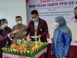 HUT PPNI ke-48 Direktur RSUD Polewali Apresiasi Perawat Yang Berperan Dengan Baik