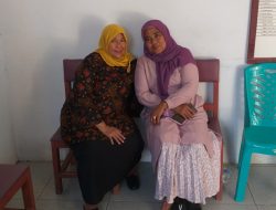 Ibu Rahmawati Kabid Pelayanan & Pencatatan Penduduk beristirahat sejenak bersama anggota Dprd PolMan Karmi, S.Pdi disela sela Pemantauan pelayanan JEBOL