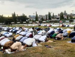 Meski Becek, Ratusan Warga Muhammadiyah Khusyuk Shalat Idhul Adha Di Alun-Alun Wonomulyo