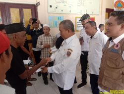 Bupati PolMan Serahkan Bantuan Bagi Korban Banjir Dan Longsor