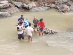 Di Terjang  Banjir,  Jembatan Kambuangan Penghubung Dusun Di  Desa Kaleok Rusak, Akses Tidak Bisa Dilalui