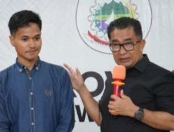 Pj Gubernur SulBar Serahkan Mahasiswa Konflik Sudan Ke Keluarganya