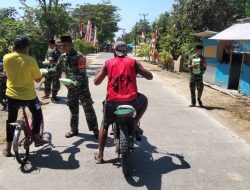 Jum’at Berkah, Anggota TNI di PolMan Bagi Makanan Siap Saji Kepada Pengendara