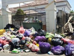 Sampah Bertumpuk di Gerbang Samping DPRD PolMan