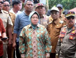 Menteri Sosial Republik Indonesia, Tri Rismaharini, Mengunjungi Marni Dan Ketiga Anaknya Yang Tinggal Di Sebuah Gubuk Reot di Hutan.