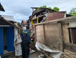 Polsek Polewali Datangi TKP, 3 Rumah rusak tertimpa Pohon Tumbang akibat Angin kencang