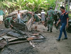 Personel Kodim 1402 Polman Bantu Bersihkan Puing Pasca Kebakaran Rumah Warga