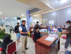 Kapolsek Polewali Pimpin Personel Polres Polman dan Polsek Polewali Datangi TKP Dugaan Pengeroyokan di Kelurahan Polewali