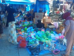 10 Muharram Warga Ramai Membeli Peralatan Dapur di Pasar