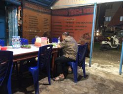 Wagub Sulbar Tunjukkan Kesederhanaan, Santap Malam di Warung Tenda Biru