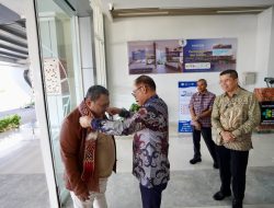 Gubernur Suhardi Duka Jemput Langsung Kedatangan Anggota VI BPK RI Fathan Subchi di Bandara