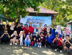 Perpusip Sulbar Gelar Family Gathering di Pantai Mallawa, Pererat Kebersamaan ASN dan Keluarga
