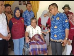 Dinsos Polman Salurkan Bantuan Kursi Roda, dan Hering Aid, bagi Penyandang Disabilitas di Kecamatan Luyo