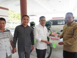 Bupati PolMan Didampingi Kadis Pertanian Dan Pangan Serahkan Bantuan Kepada Penyuluh Pertanian