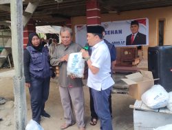 Ajbar Abdul Kadir Salurkan Bantuan Alat Tangkap untuk Nelayan 