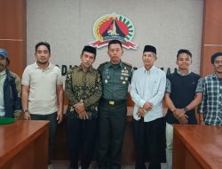 Warga Desa Lenggo Geruduk Kodim Polman, Mengadu Jalan Rusak hingga Pasien Ditandu