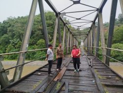 Antisipasi Rusak Berat, Kepala Dinas PUPR Sulbar Tinjau Langsung Jembatan Sungai Bonehau