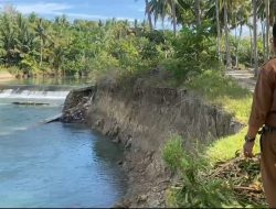 Protes Kades Kaluku Nangka : Bendungan Rp 6 Miliar Picu Erosi, Daratan Hilang 10 Meter dalam Setahun