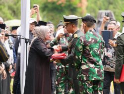 Momen Haru Hj. Fatmawati Salim Terima Lipatan Merah Putih Usai Upacara Pemakaman Militer