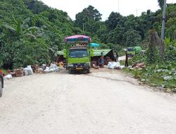 Truk Pengangkut Minyak Kemasan Terbalik di Jalan PT TSL Pasangkayu, Sopir Sempat Pingsan