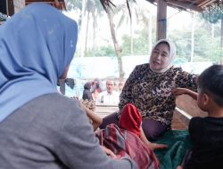 Amanah Almarhum : Hj. Fatmawati Salim Kunjungi Dua Anak Lumpuh di Campalagian