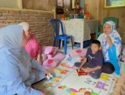 Hj. Fatmawati Salim Tempuh Jalan Terjal untuk Bantu Fadil, Remaja Lumpuh di Mamuju