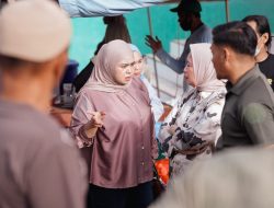 Amanah Almarhum Suami, Hj. Fatmawati Salim Salurkan Bantuan untuk Korban Kebakaran di Galung Tulu