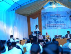 Safari Ramadan di Mambi, Mamasa: Suhardi Duka Serahkan 500 Paket Sembako