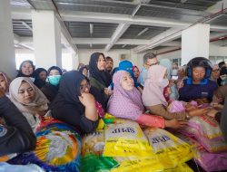 Gubernur Suhardi Duka Buka Gerakan Pasar Murah di Kejati Sulbar