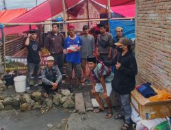 Komunitas Motor Rakitan Bebek Trail KTM Desa Peburru Salurkan Donasi Korban Kebakaran Galung Tulu