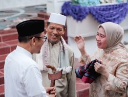 Simbol Cinta dan Penghormatan : Fatmawati Salim Serahkan Keris Almarhum pada Gubernur Sulbar