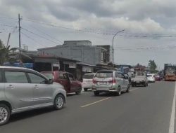 Ratusan Kendaraan Antri Hingga 500 Meter Di SPBU Polewali Mandar