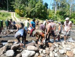 Babinsa Bersama Warga Bangun Jalan Limpas Penghubung Dua Desa