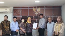 Perkuat Layanan Informasi, KominfoSS Sulbar Serahkan DIP Pemprov ke Komisi Informasi