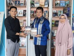 Penulis Aco Fikram S Serahkan Buku Mamuju Dalam Arus Gerakan DI/TII 1953–1965 ke Perpusip Sulbar