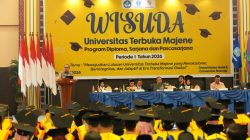 Pesan Gubernur Suhardi Duka untuk Wisudawan UT Majene : Jaga Integritas, Jadilah Penjaga Kepercayaan