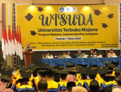 Pesan Gubernur Suhardi Duka untuk Wisudawan UT Majene : Jaga Integritas, Jadilah Penjaga Kepercayaan
