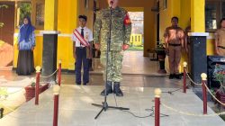 Tingkatkan Kedisipilan Siswa Babinsa Desa Rumpa Jadi Pembina Upacara SMPN 3 Mapilli