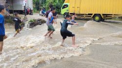 Banjir DiBinuang Meluap Ke Ruas Jalan Lintas Povinsi