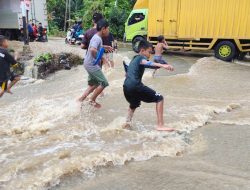 Banjir DiBinuang Meluap Ke Ruas Jalan Lintas Povinsi